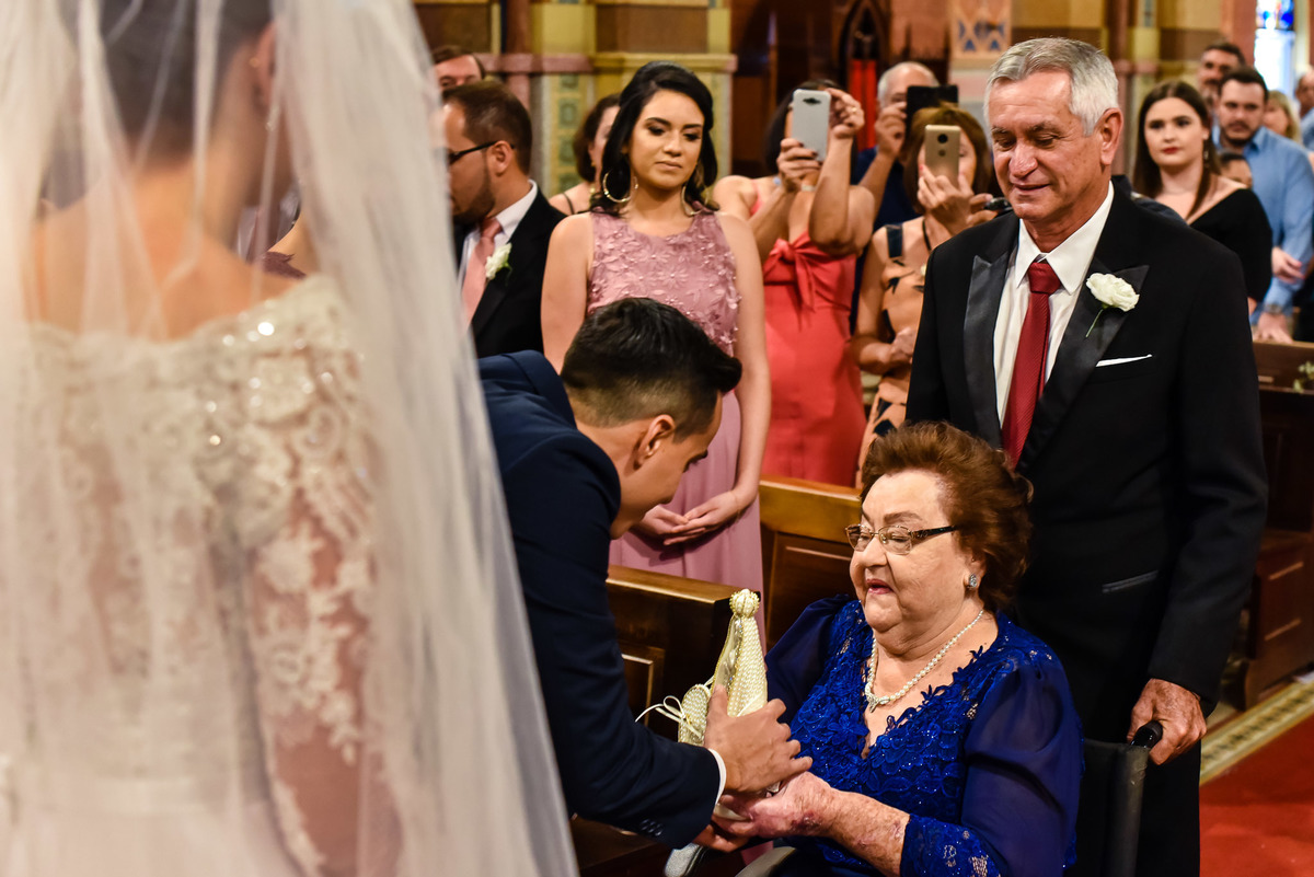 Cerimonia de casamento na catedral nossa senhora do desterro - jundiaí.  Vestido de noiva. terno do noivo. casamento na igreja. fotos de casamento.
