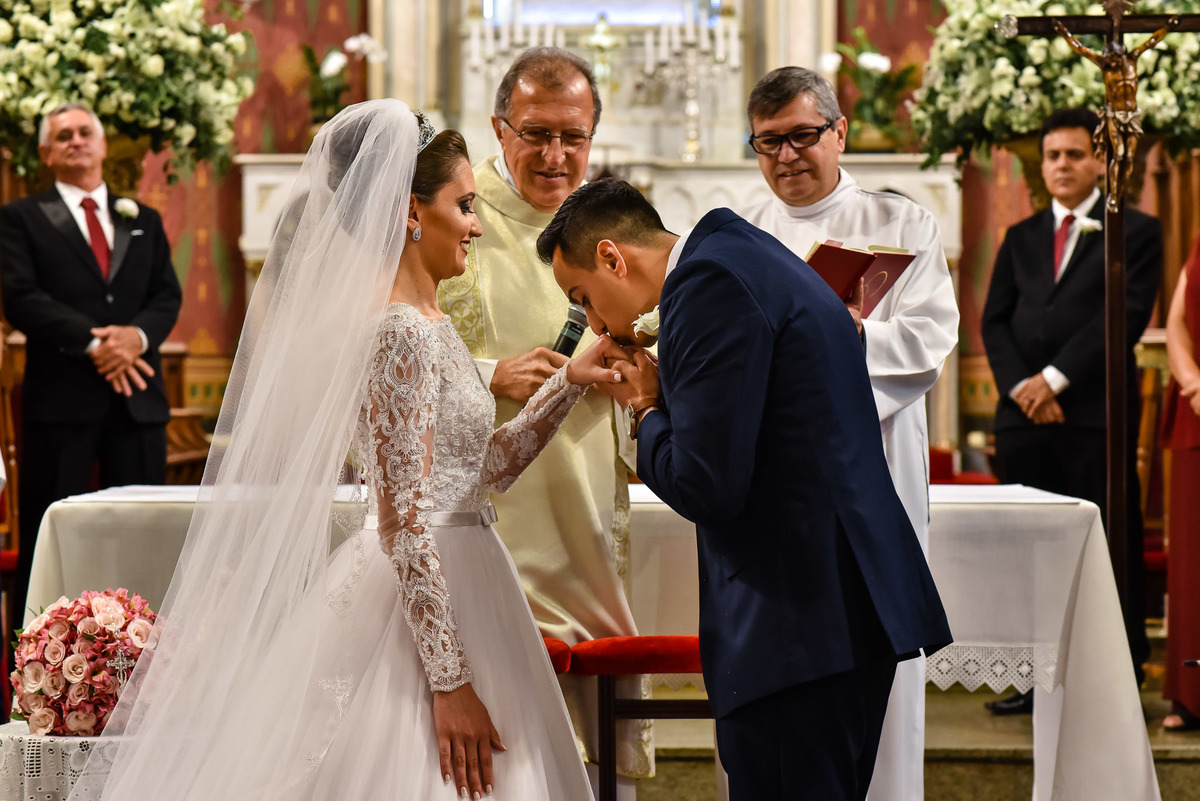Cerimonia de casamento na catedral nossa senhora do desterro - jundiaí.  Vestido de noiva. terno do noivo. casamento na igreja. fotos de casamento.