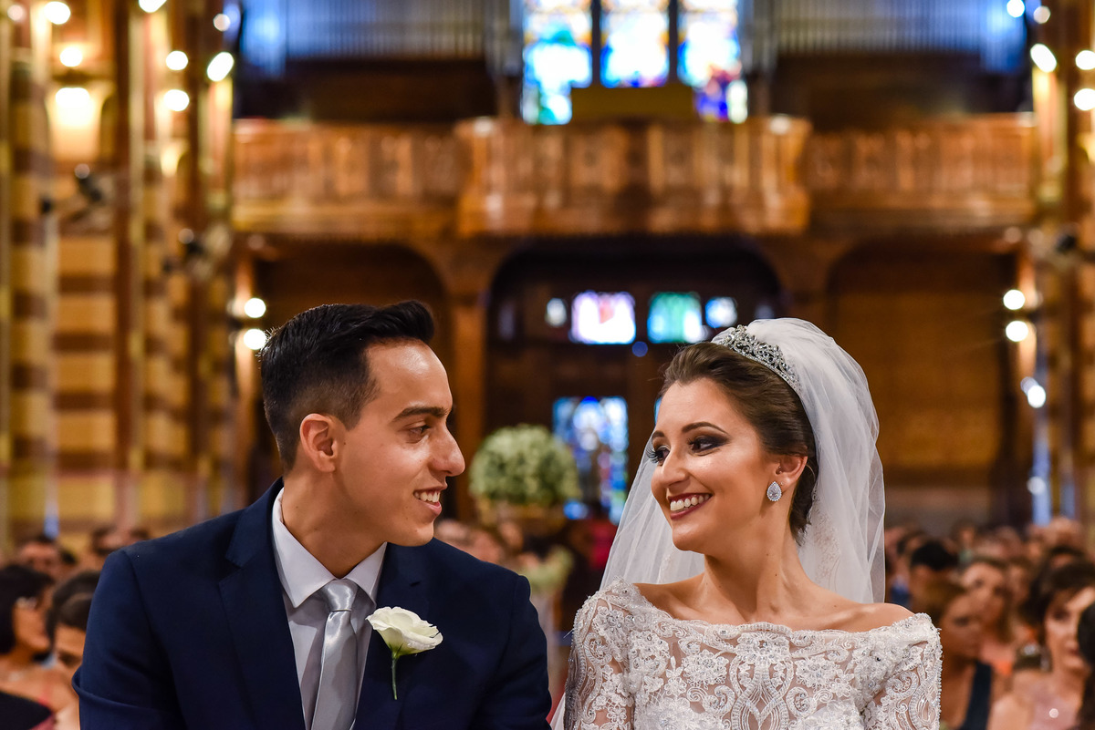 Cerimonia de casamento na catedral nossa senhora do desterro - jundiaí.  Vestido de noiva. terno do noivo. casamento na igreja. fotos de casamento.