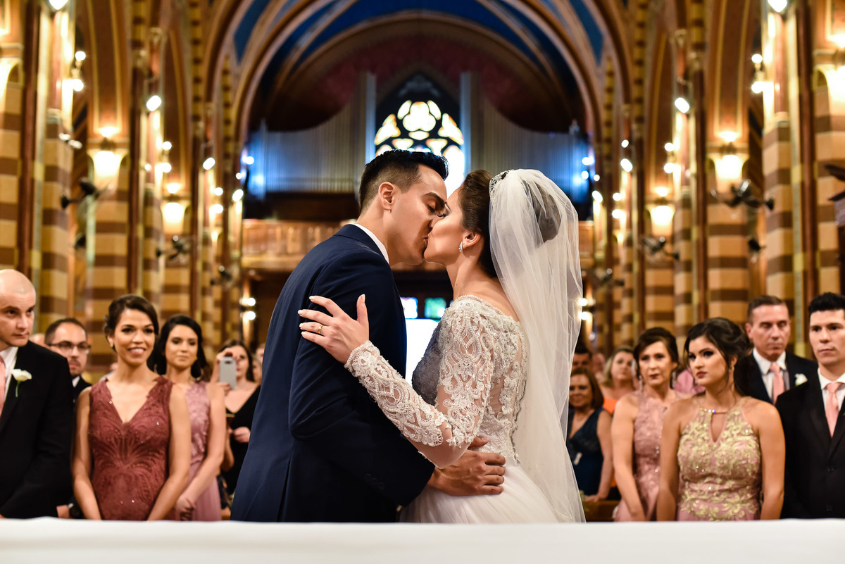Cerimonia de casamento na catedral nossa senhora do desterro - jundiaí.  Vestido de noiva. terno do noivo. casamento na igreja. fotos de casamento.