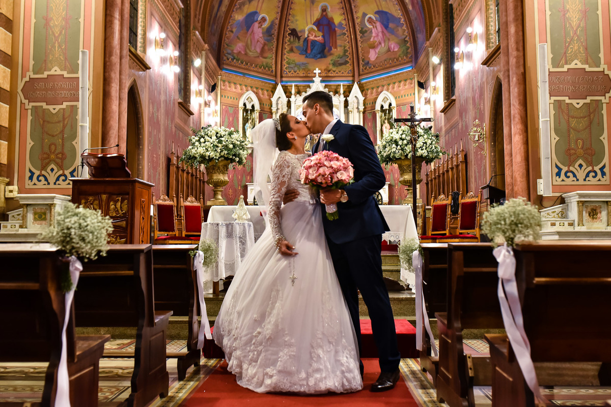 Cerimonia de casamento na catedral nossa senhora do desterro - jundiaí.  Vestido de noiva. terno do noivo. casamento na igreja. fotos de casamento.