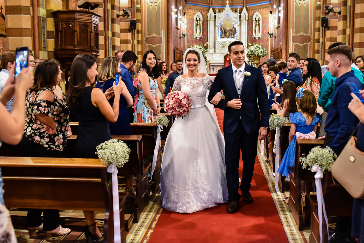 Cerimonia de casamento na catedral nossa senhora do desterro - jundiaí.  Vestido de noiva. terno do noivo. casamento na igreja. fotos de casamento.