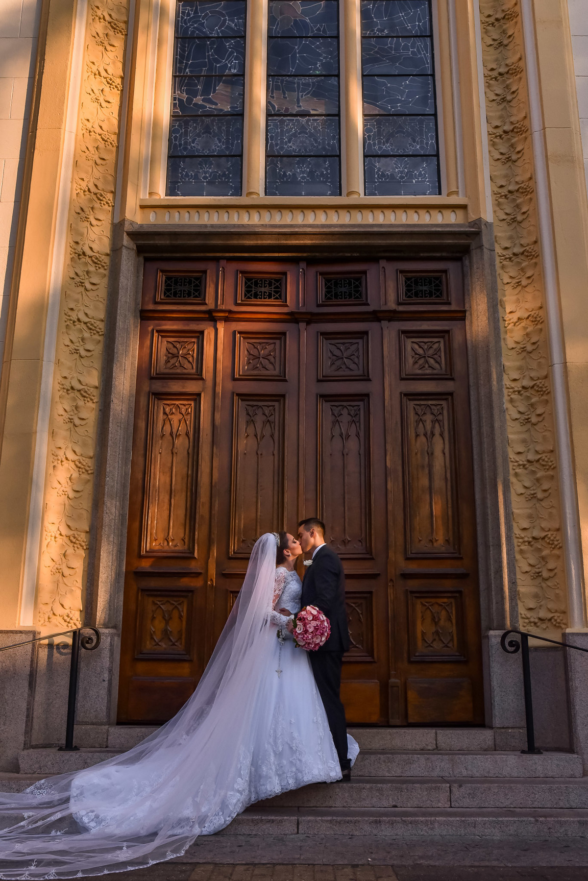 Cerimonia de casamento na catedral nossa senhora do desterro - jundiaí.  Vestido de noiva. terno do noivo. casamento na igreja. fotos de casamento.