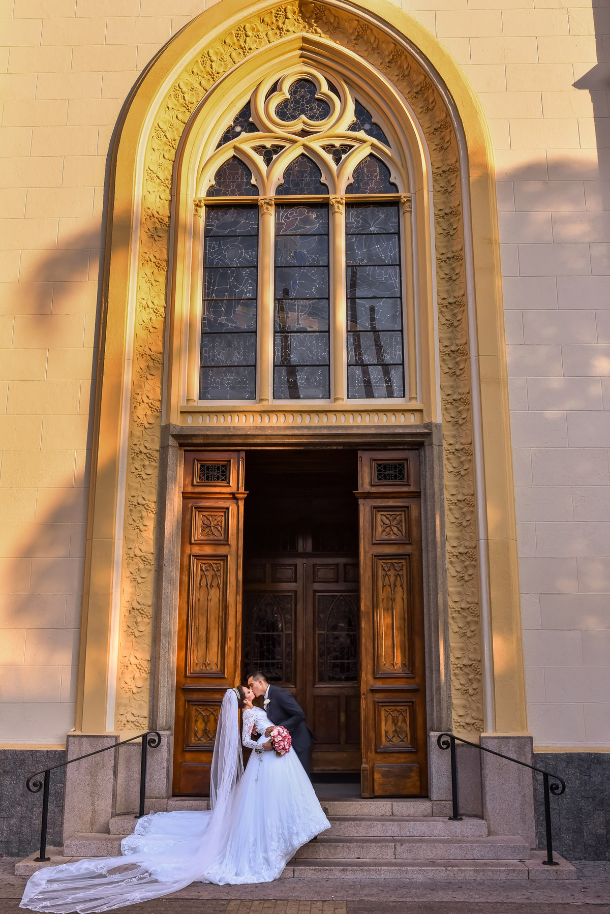 Cerimonia de casamento na catedral nossa senhora do desterro - jundiaí.  Vestido de noiva. terno do noivo. casamento na igreja. fotos de casamento.
