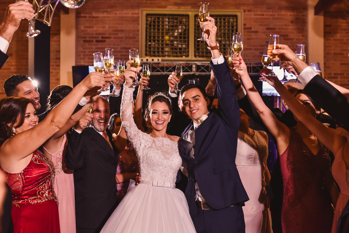 recepçao estaçao fazenda. fotos de casamento estação fazenda. fotos expontaneas. fotografo contador de historia, contador de historia. fotografo de casamento.  fotos de balada. vestido de noiva. terno do noivo.