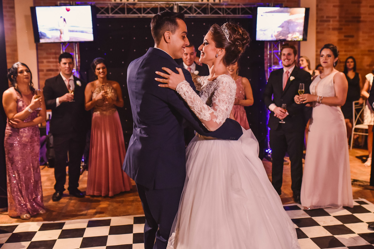 recepçao estaçao fazenda. fotos de casamento estação fazenda. fotos expontaneas. fotografo contador de historia, contador de historia. fotografo de casamento.  fotos de balada. vestido de noiva. terno do noivo.