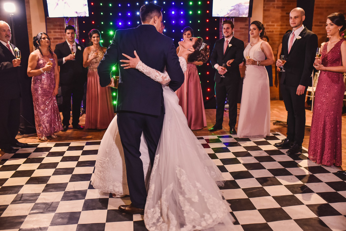 recepçao estaçao fazenda. fotos de casamento estação fazenda. fotos expontaneas. fotografo contador de historia, contador de historia. fotografo de casamento.  fotos de balada. vestido de noiva. terno do noivo.