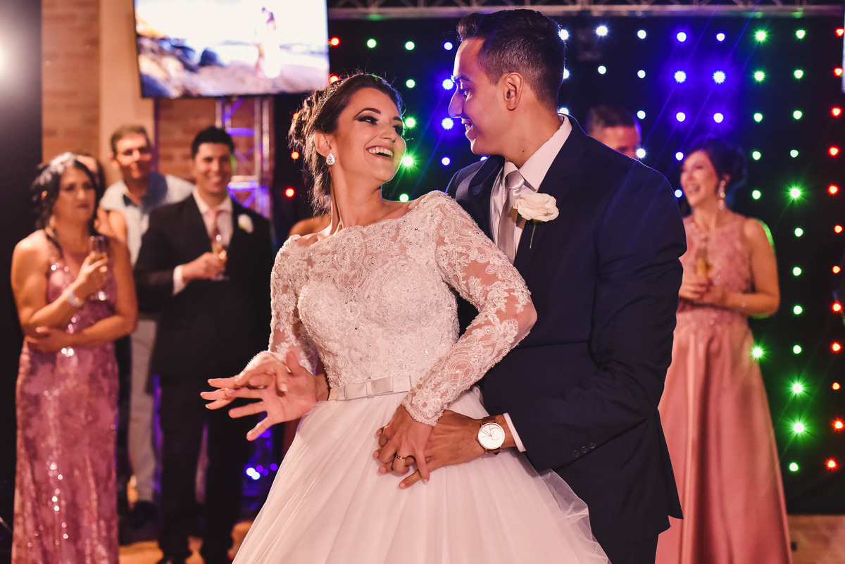 recepçao estaçao fazenda. fotos de casamento estação fazenda. fotos expontaneas. fotografo contador de historia, contador de historia. fotografo de casamento.  fotos de balada. vestido de noiva. terno do noivo.