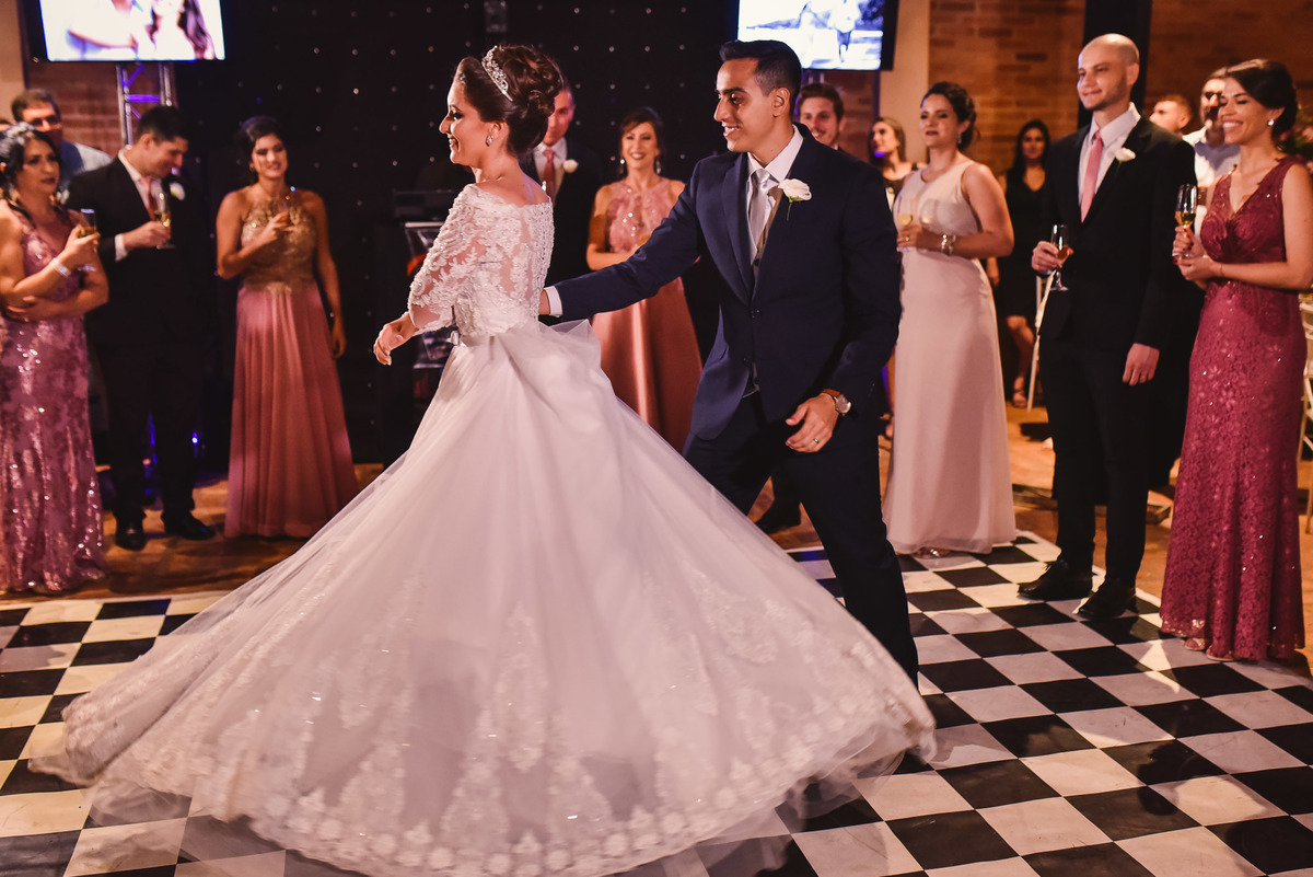 recepçao estaçao fazenda. fotos de casamento estação fazenda. fotos expontaneas. fotografo contador de historia, contador de historia. fotografo de casamento.  fotos de balada. vestido de noiva. terno do noivo.