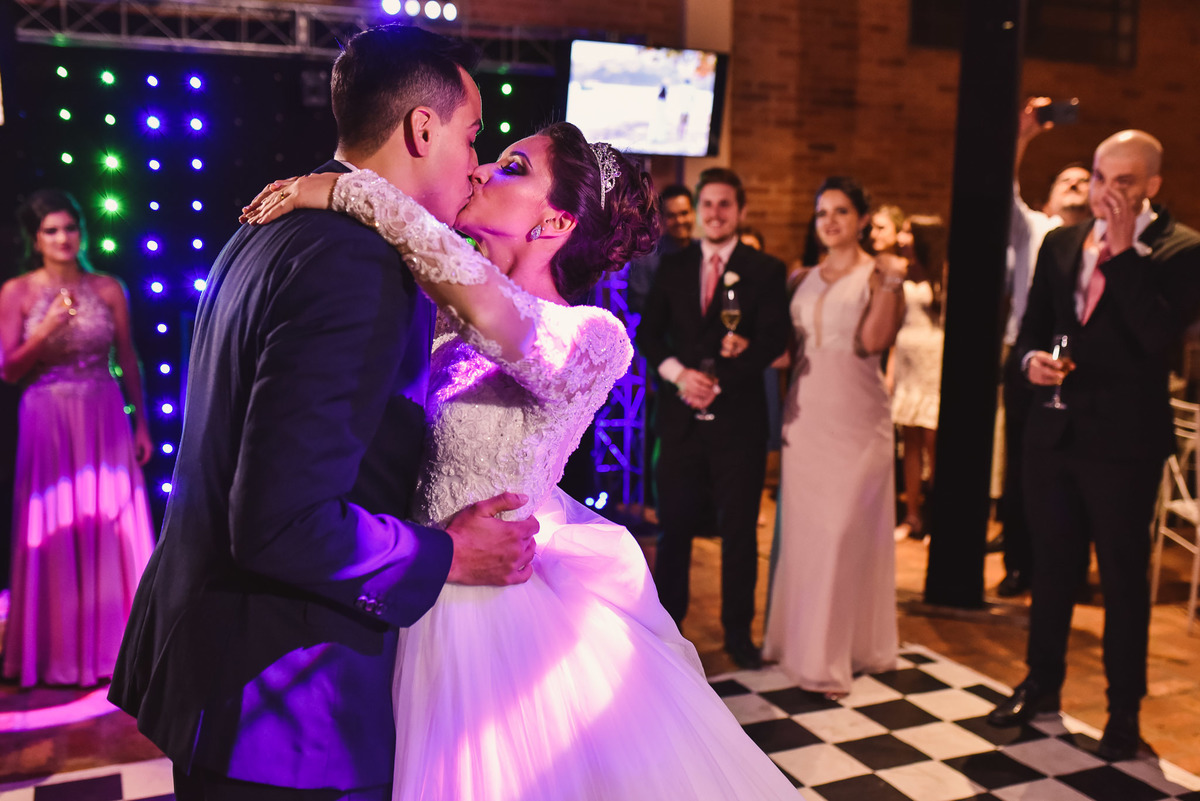 recepçao estaçao fazenda. fotos de casamento estação fazenda. fotos expontaneas. fotografo contador de historia, contador de historia. fotografo de casamento.  fotos de balada. vestido de noiva. terno do noivo.