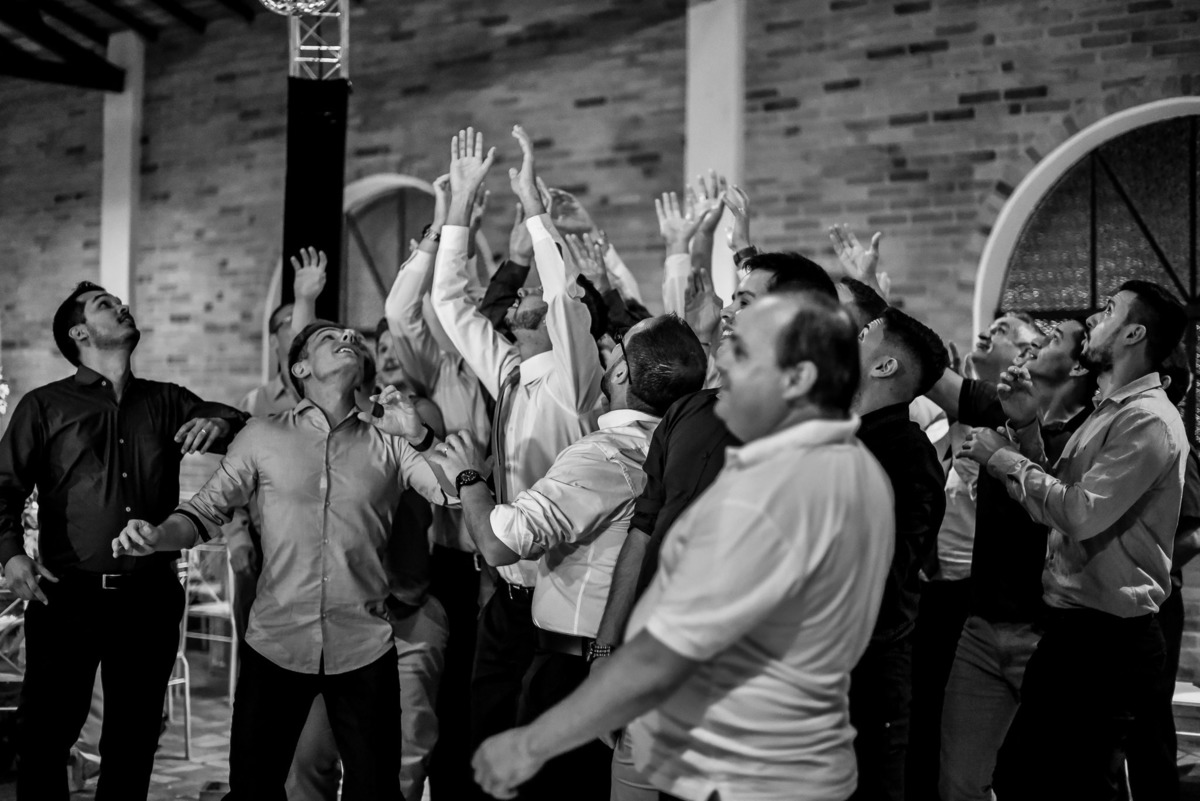 recepçao estaçao fazenda. fotos de casamento estação fazenda. fotos expontaneas. fotografo contador de historia, contador de historia. fotografo de casamento.  fotos de balada. vestido de noiva. terno do noivo.