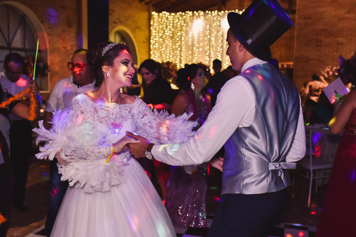 recepçao estaçao fazenda. fotos de casamento estação fazenda. fotos expontaneas. fotografo contador de historia, contador de historia. fotografo de casamento.  fotos de balada. vestido de noiva. terno do noivo.