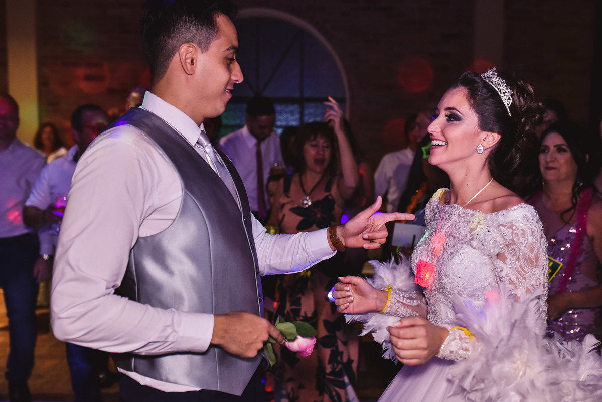 recepçao estaçao fazenda. fotos de casamento estação fazenda. fotos expontaneas. fotografo contador de historia, contador de historia. fotografo de casamento.  fotos de balada. vestido de noiva. terno do noivo.