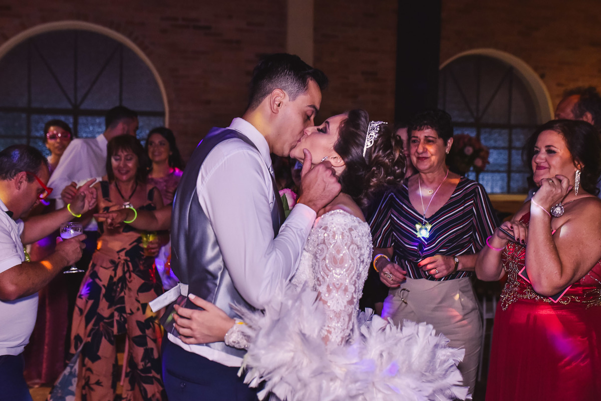 recepçao estaçao fazenda. fotos de casamento estação fazenda. fotos expontaneas. fotografo contador de historia, contador de historia. fotografo de casamento.  fotos de balada. vestido de noiva. terno do noivo.