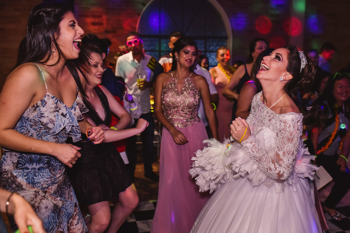 recepçao estaçao fazenda. fotos de casamento estação fazenda. fotos expontaneas. fotografo contador de historia, contador de historia. fotografo de casamento.  fotos de balada. vestido de noiva. terno do noivo.