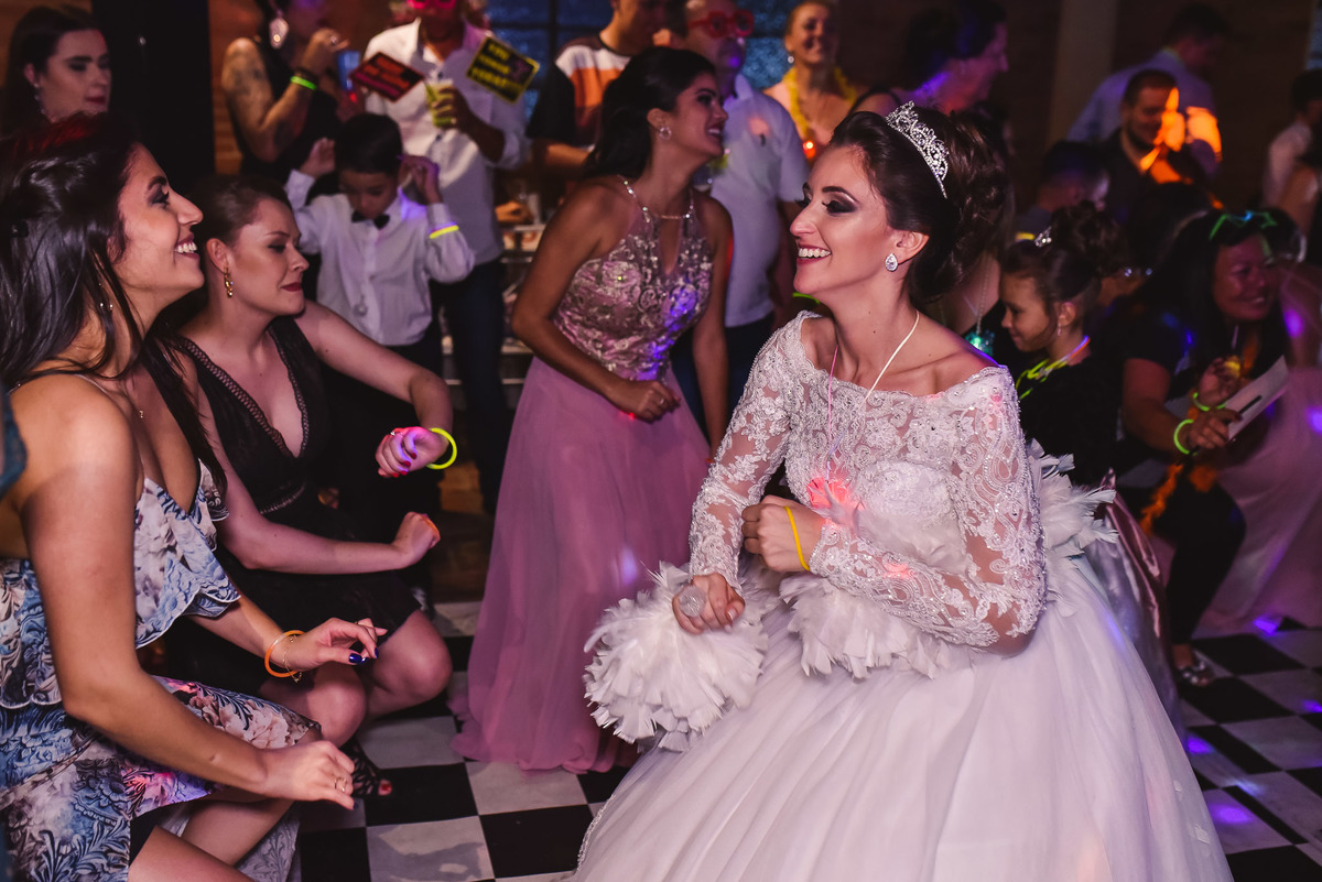 recepçao estaçao fazenda. fotos de casamento estação fazenda. fotos expontaneas. fotografo contador de historia, contador de historia. fotografo de casamento.  fotos de balada. vestido de noiva. terno do noivo.