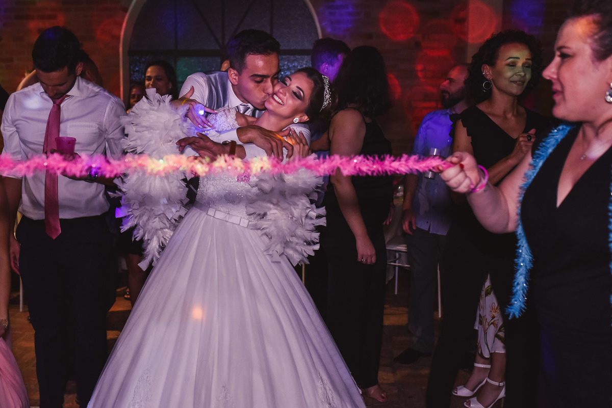 recepçao estaçao fazenda. fotos de casamento estação fazenda. fotos expontaneas. fotografo contador de historia, contador de historia. fotografo de casamento.  fotos de balada. vestido de noiva. terno do noivo.