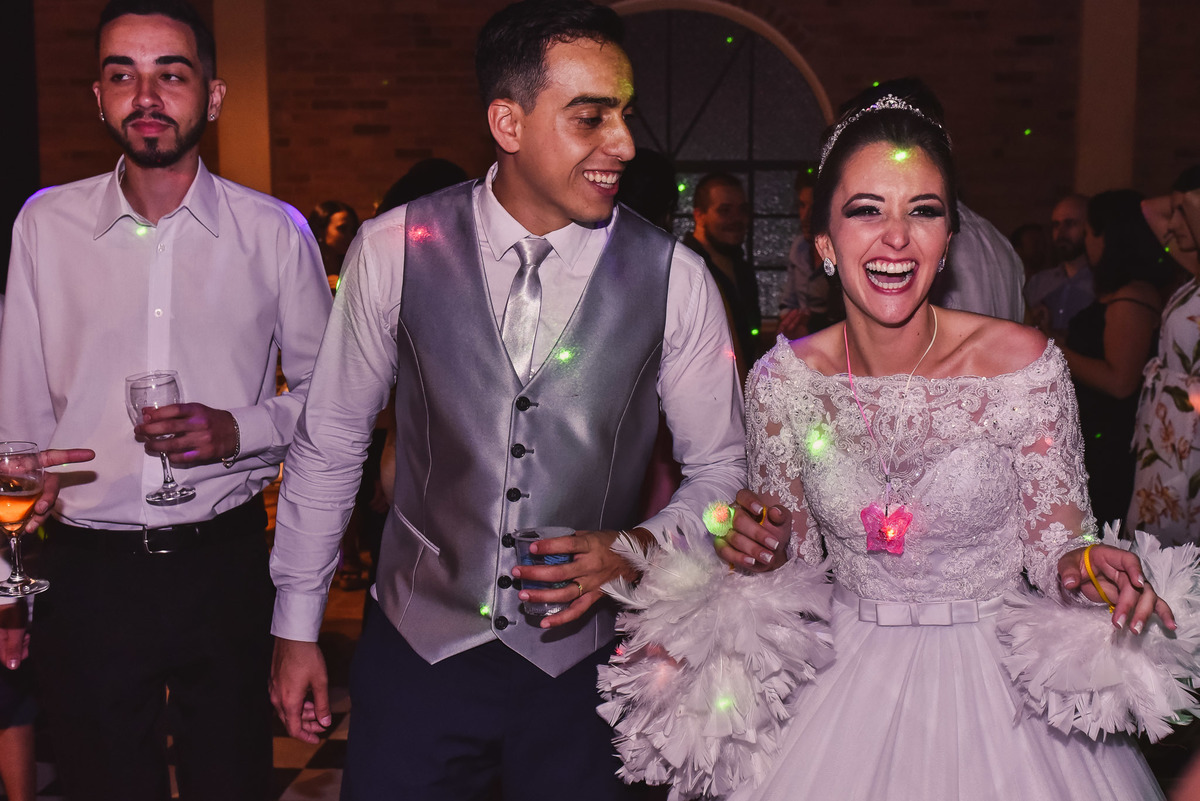 recepçao estaçao fazenda. fotos de casamento estação fazenda. fotos expontaneas. fotografo contador de historia, contador de historia. fotografo de casamento.  fotos de balada. vestido de noiva. terno do noivo.