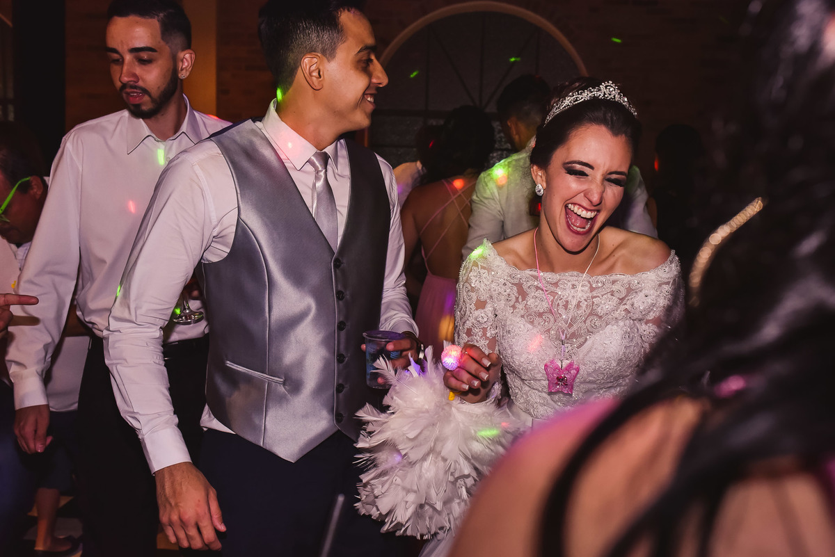 recepçao estaçao fazenda. fotos de casamento estação fazenda. fotos expontaneas. fotografo contador de historia, contador de historia. fotografo de casamento.  fotos de balada. vestido de noiva. terno do noivo.