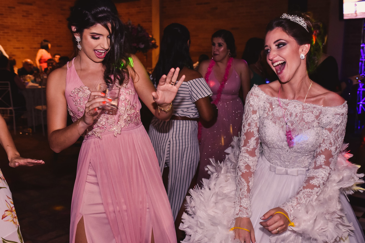 recepçao estaçao fazenda. fotos de casamento estação fazenda. fotos expontaneas. fotografo contador de historia, contador de historia. fotografo de casamento.  fotos de balada. vestido de noiva. terno do noivo.