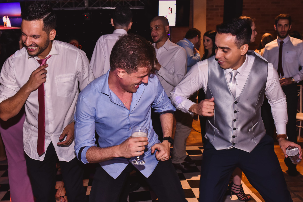 recepçao estaçao fazenda. fotos de casamento estação fazenda. fotos expontaneas. fotografo contador de historia, contador de historia. fotografo de casamento.  fotos de balada. vestido de noiva. terno do noivo.