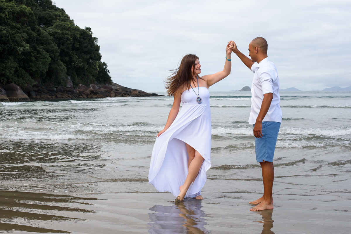 Ensaio pre wedding praia Riviera de são Lourenço Bertioga. ensaio noivos na praia. ensaio casal. casar na praia. Casamento pe na areia casamento na praia. Praia Bertioga. Fotos praia Bertioga. Pre Wedding bertioga. 