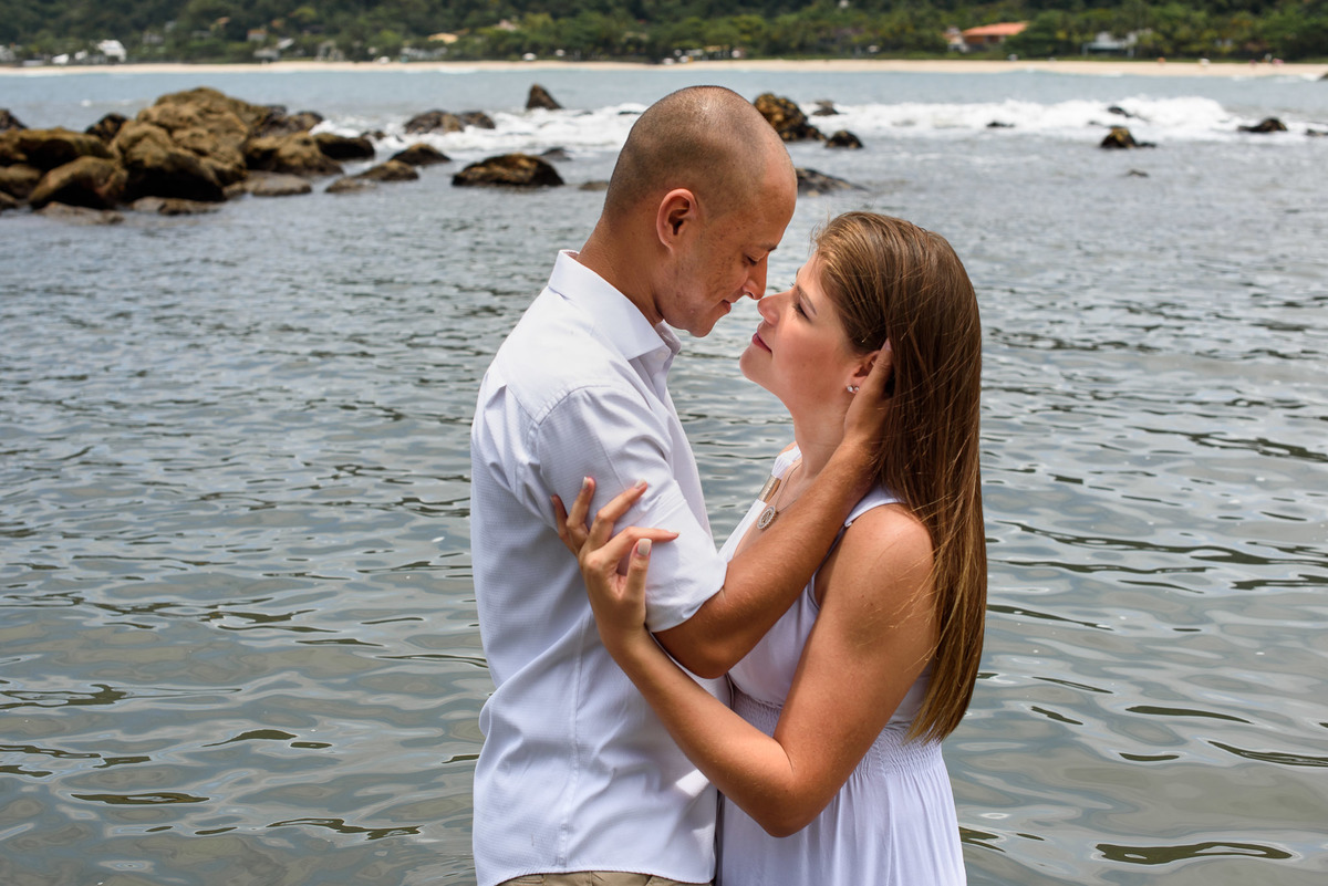 Ensaio pre wedding praia das conchas guaruja. ensaio noivos na praia. ensaio casal. casar na praia. Casamento pe na areia casamento na praia.