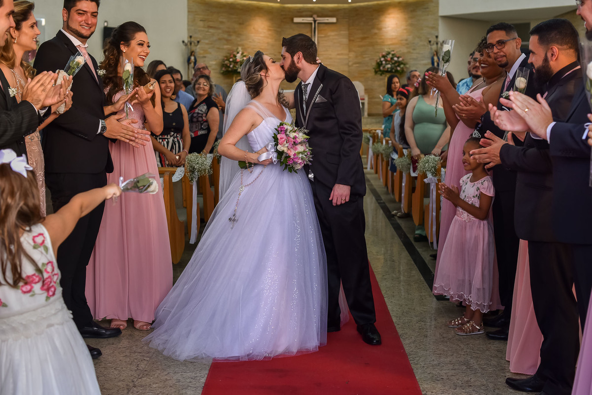 Cerimonia de casamento paroquia cristo redentor.  Vestido de noiva. terno do noivo. casamento na igreja. fotos de casamento.