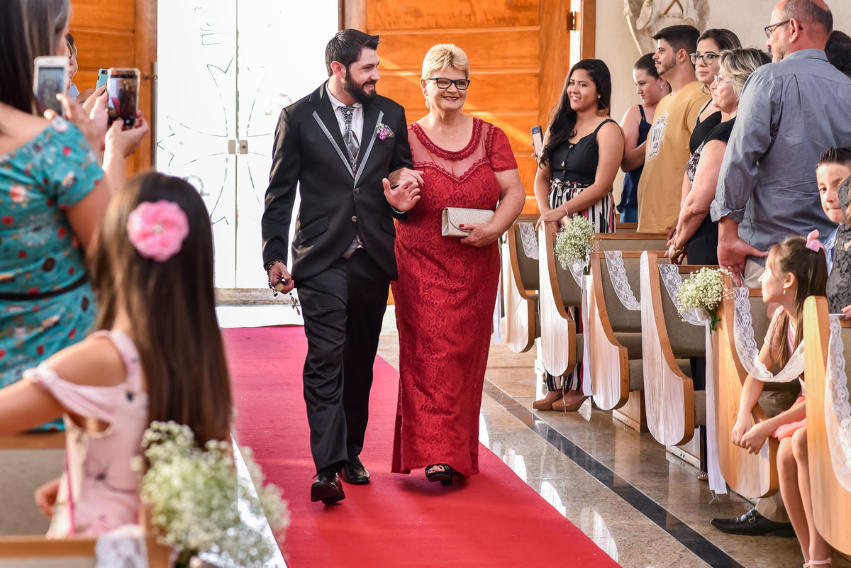 Cerimonia de casamento paroquia cristo redentor.  Vestido de noiva. terno do noivo. casamento na igreja. fotos de casamento.