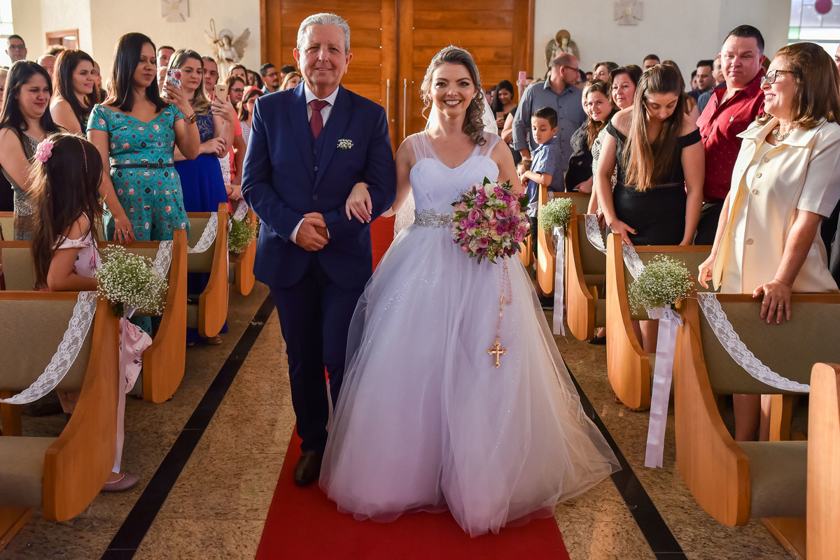 Cerimonia de casamento paroquia cristo redentor.  Vestido de noiva. terno do noivo. casamento na igreja. fotos de casamento.