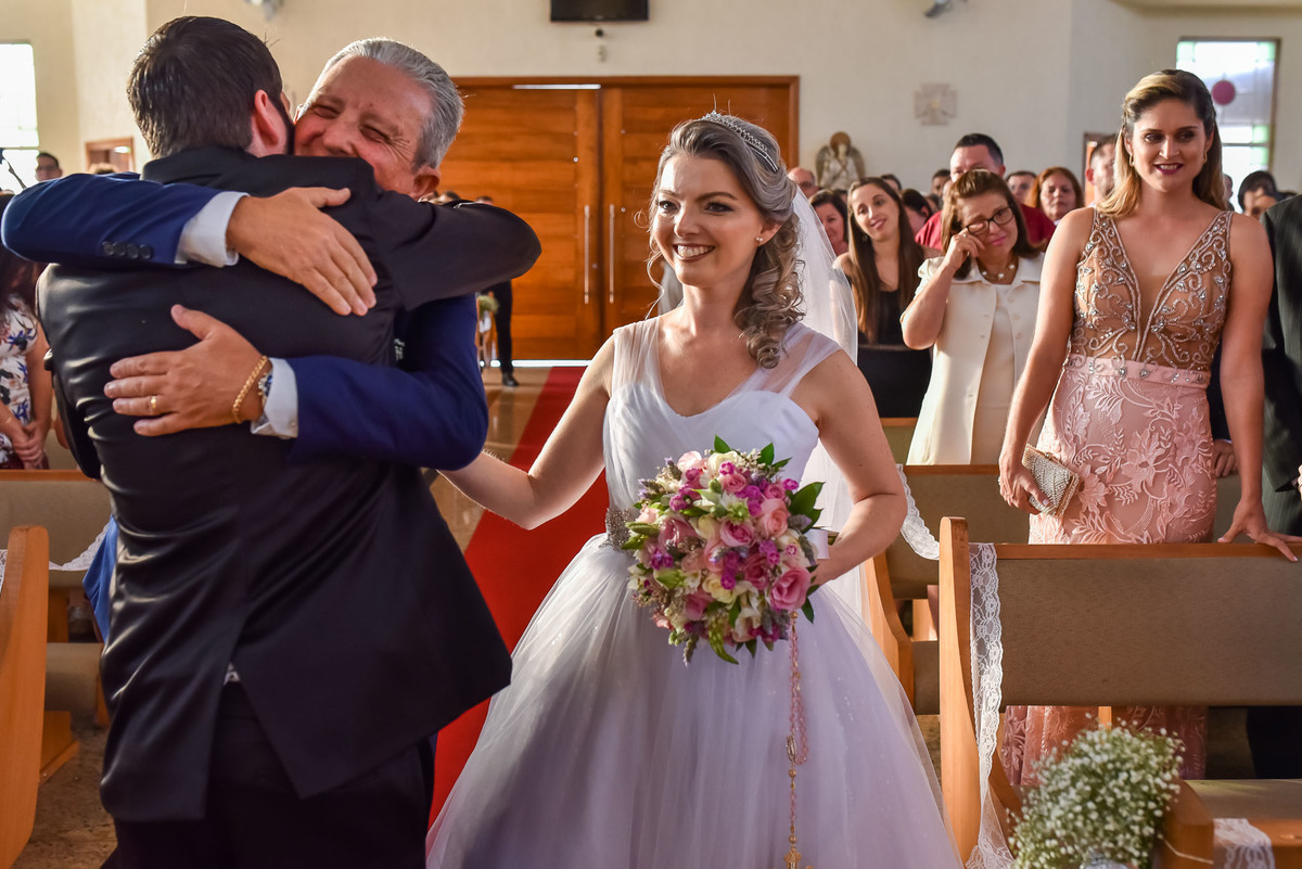 Cerimonia de casamento paroquia cristo redentor.  Vestido de noiva. terno do noivo. casamento na igreja. fotos de casamento.