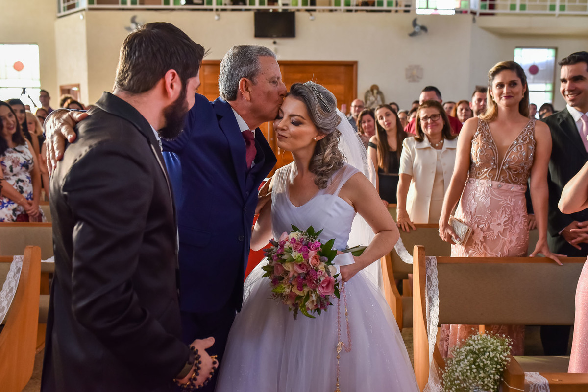Cerimonia de casamento paroquia cristo redentor.  Vestido de noiva. terno do noivo. casamento na igreja. fotos de casamento.