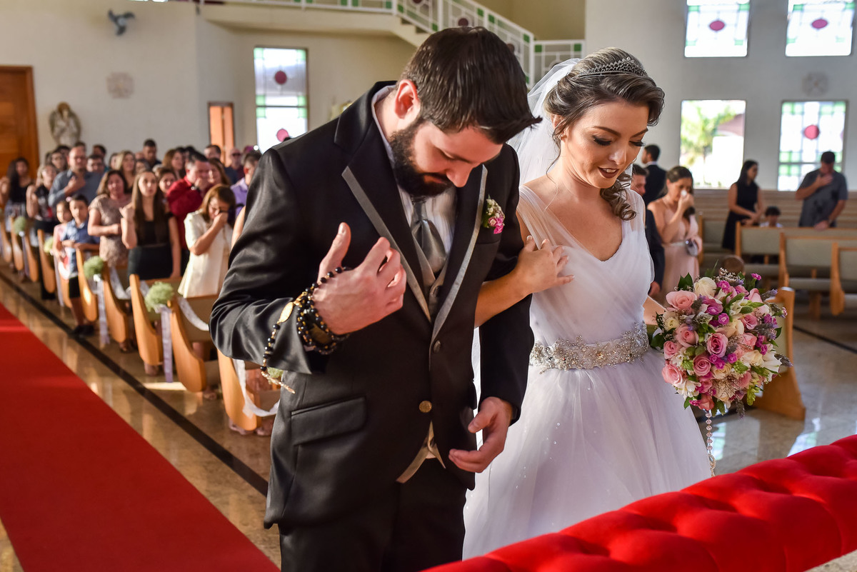 Cerimonia de casamento paroquia cristo redentor.  Vestido de noiva. terno do noivo. casamento na igreja. fotos de casamento.