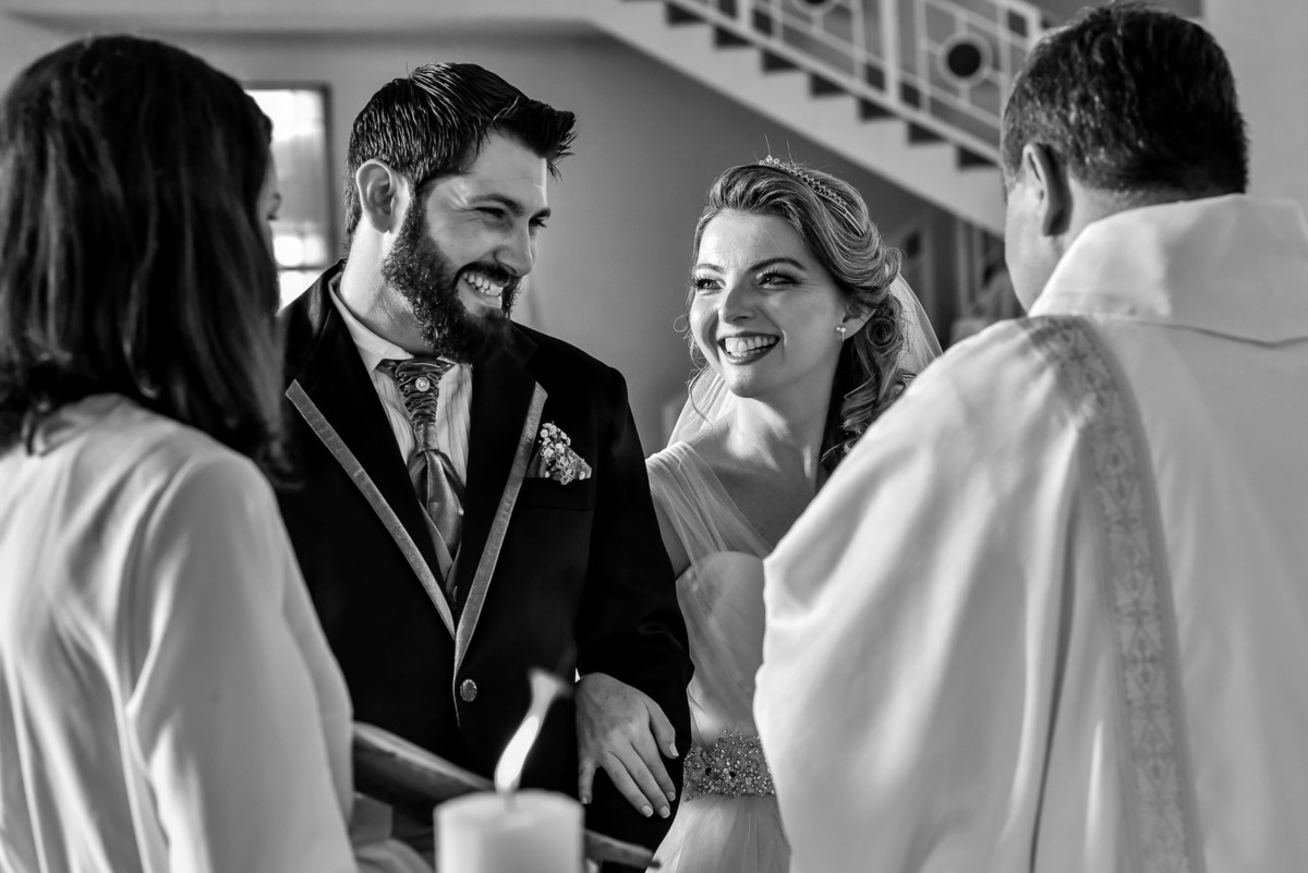 Cerimonia de casamento paroquia cristo redentor.  Vestido de noiva. terno do noivo. casamento na igreja. fotos de casamento.