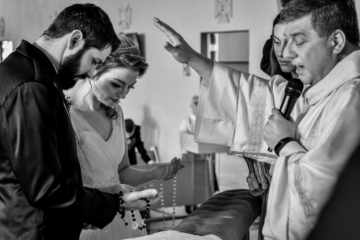 Cerimonia de casamento paroquia cristo redentor.  Vestido de noiva. terno do noivo. casamento na igreja. fotos de casamento.