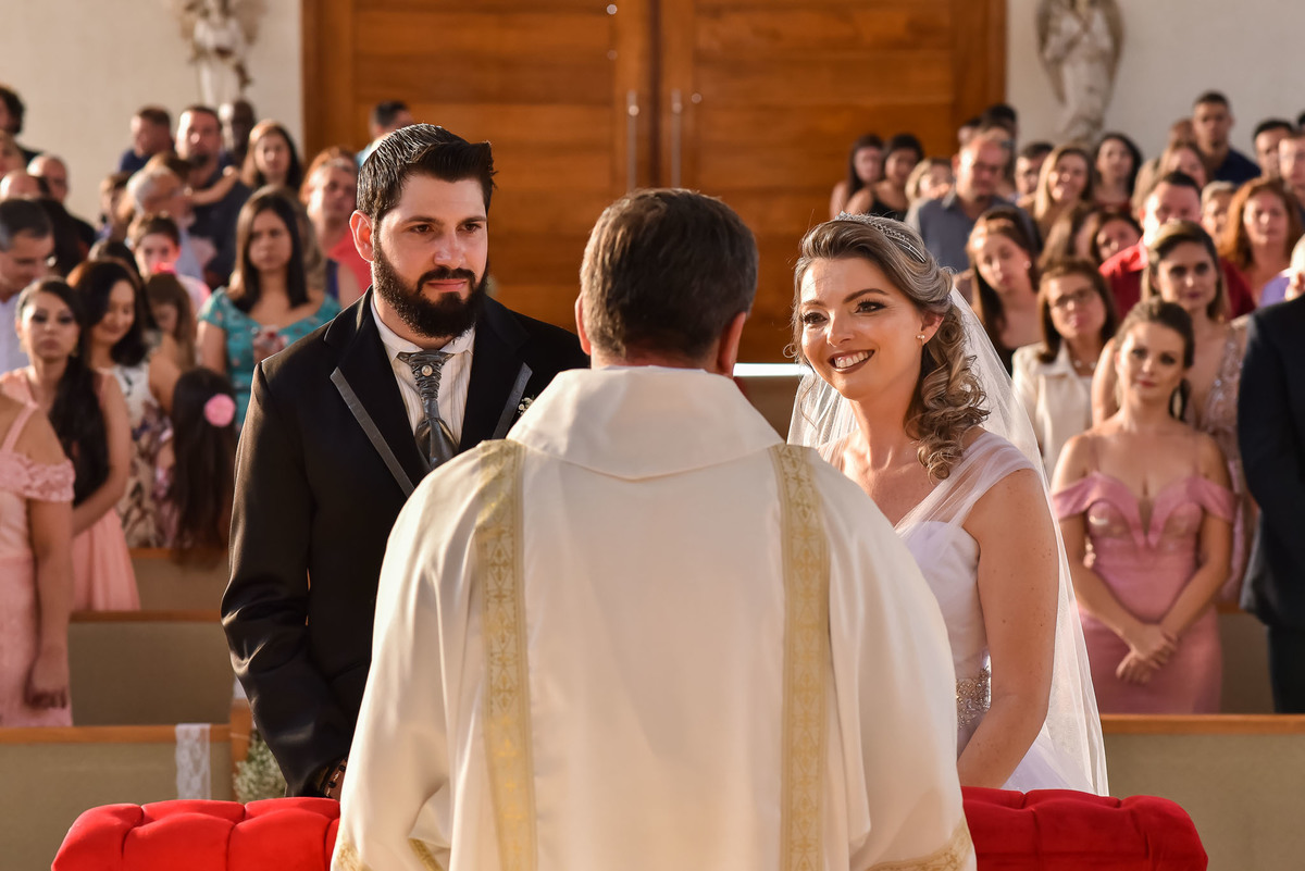 Cerimonia de casamento paroquia cristo redentor.  Vestido de noiva. terno do noivo. casamento na igreja. fotos de casamento.
