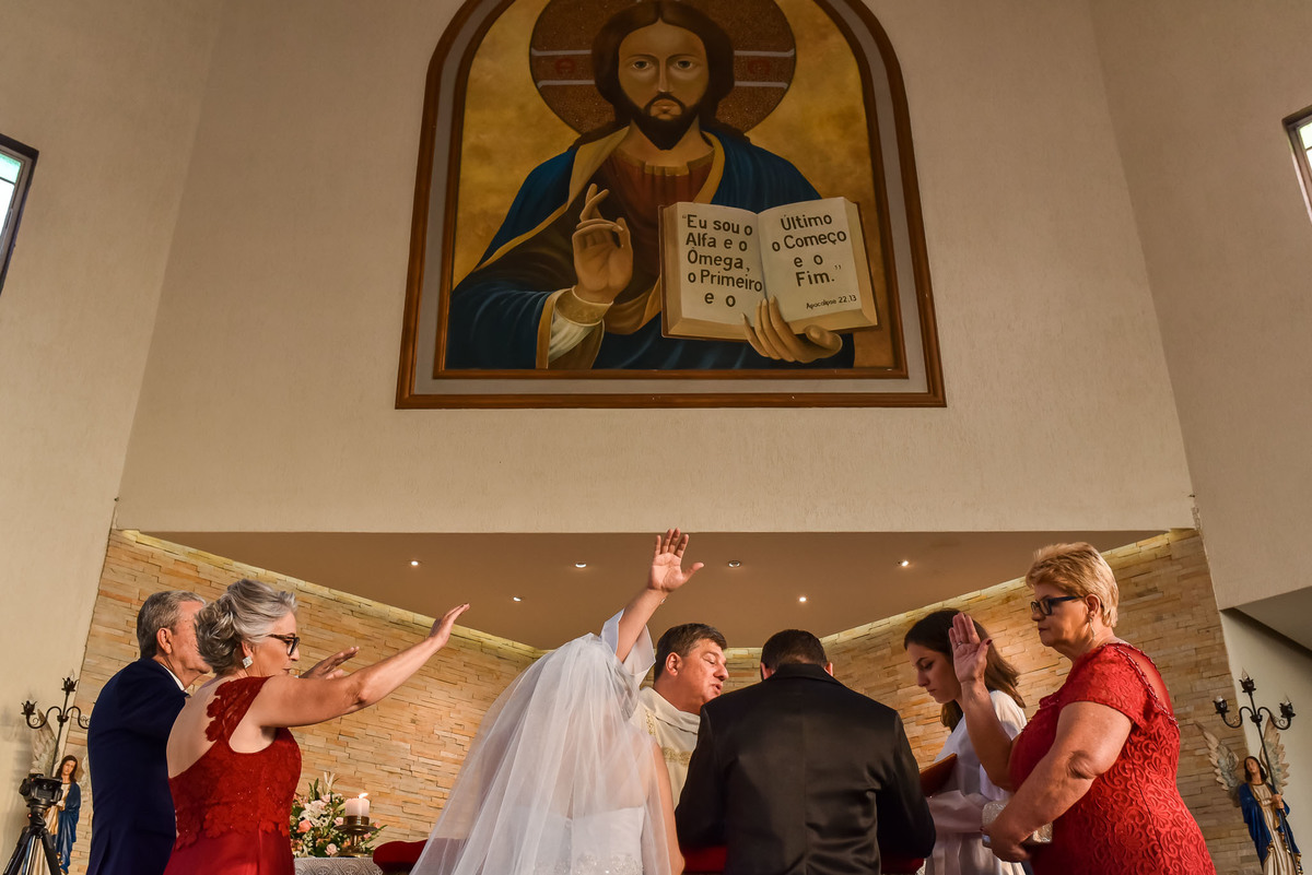 Cerimonia de casamento paroquia cristo redentor.  Vestido de noiva. terno do noivo. casamento na igreja. fotos de casamento.