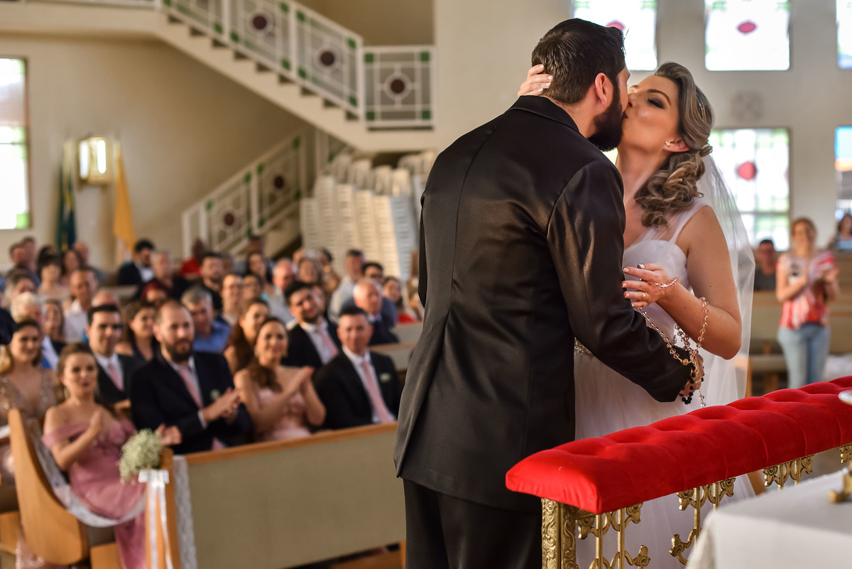 Cerimonia de casamento paroquia cristo redentor.  Vestido de noiva. terno do noivo. casamento na igreja. fotos de casamento.