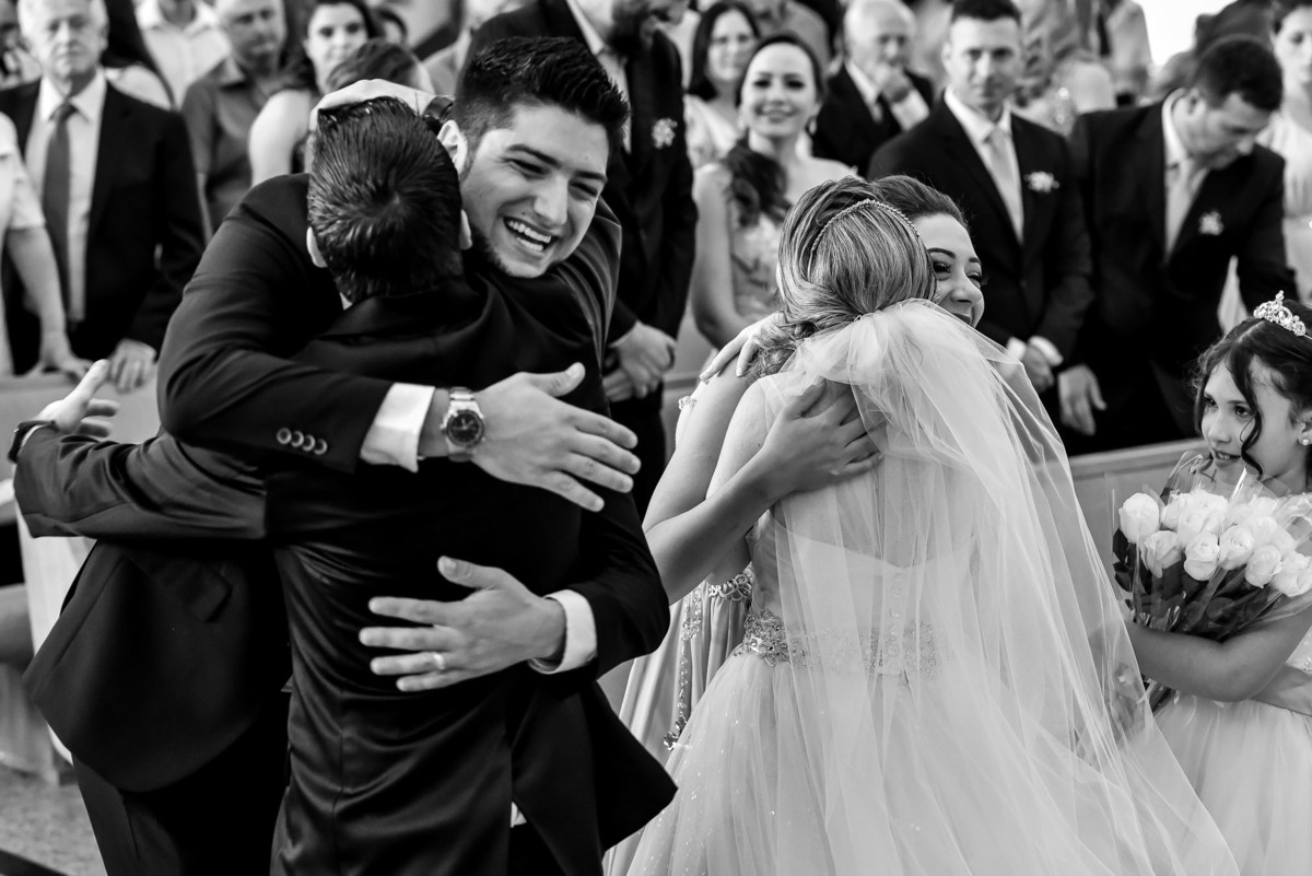 Cerimonia de casamento paroquia cristo redentor.  Vestido de noiva. terno do noivo. casamento na igreja. fotos de casamento.