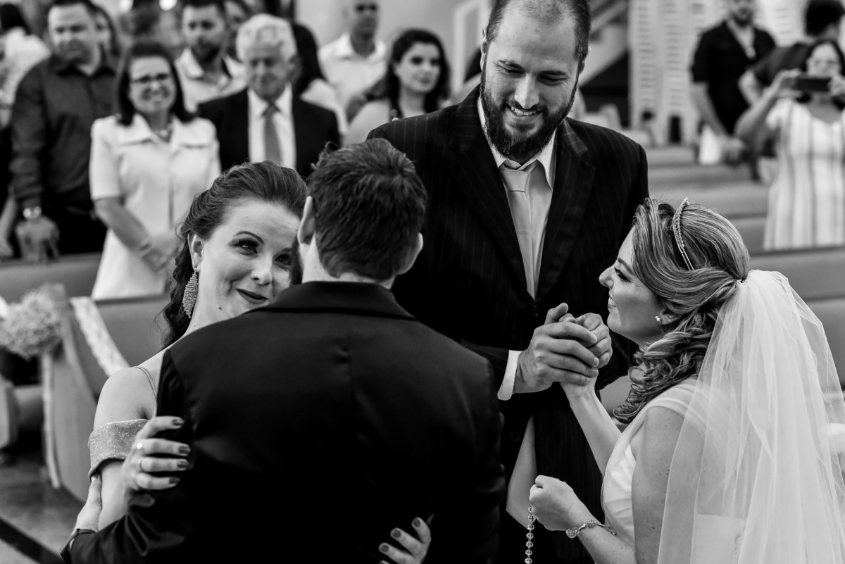 Cerimonia de casamento paroquia cristo redentor.  Vestido de noiva. terno do noivo. casamento na igreja. fotos de casamento.