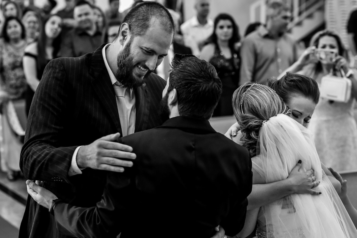 Cerimonia de casamento paroquia cristo redentor.  Vestido de noiva. terno do noivo. casamento na igreja. fotos de casamento.