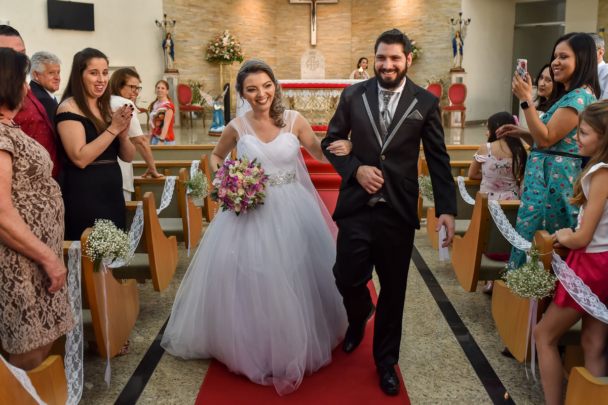 Cerimonia de casamento paroquia cristo redentor.  Vestido de noiva. terno do noivo. casamento na igreja. fotos de casamento.