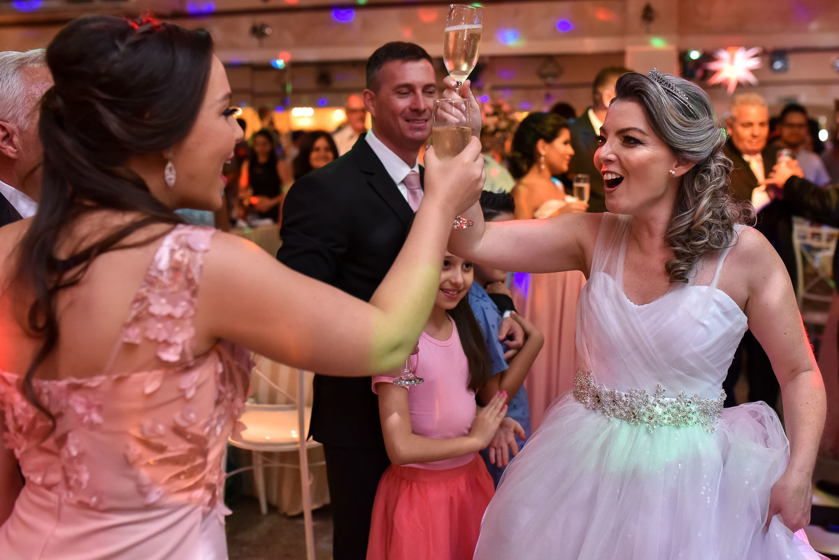 Miros Buffet. fotos de casamento miros Buffet. fotos expontaneas. fotografo contador de historia, contador de historia. fotografo de casamento.  fotos de balada. vestido de noiva. terno do noivo.