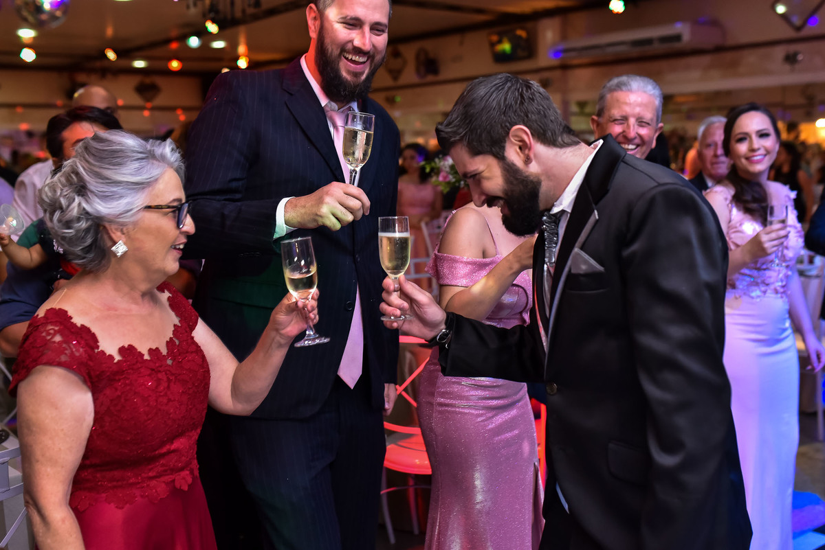 Miros Buffet. fotos de casamento miros Buffet. fotos expontaneas. fotografo contador de historia, contador de historia. fotografo de casamento.  fotos de balada. vestido de noiva. terno do noivo.