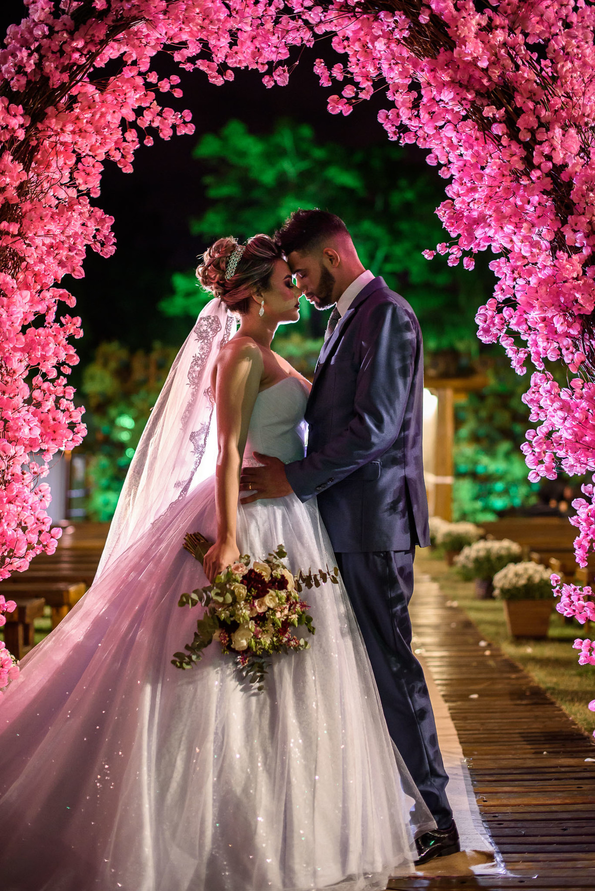 Cerimonia de casamento, chacara paraiso. Fotos de casamento. Wedding. casamento ao ar livre. casamento no campo. vestido da noiva. festa de casamento, balada de casamento, chacara paraiso. salao paraiso. Foto na Chuva. Fotografo criativo.