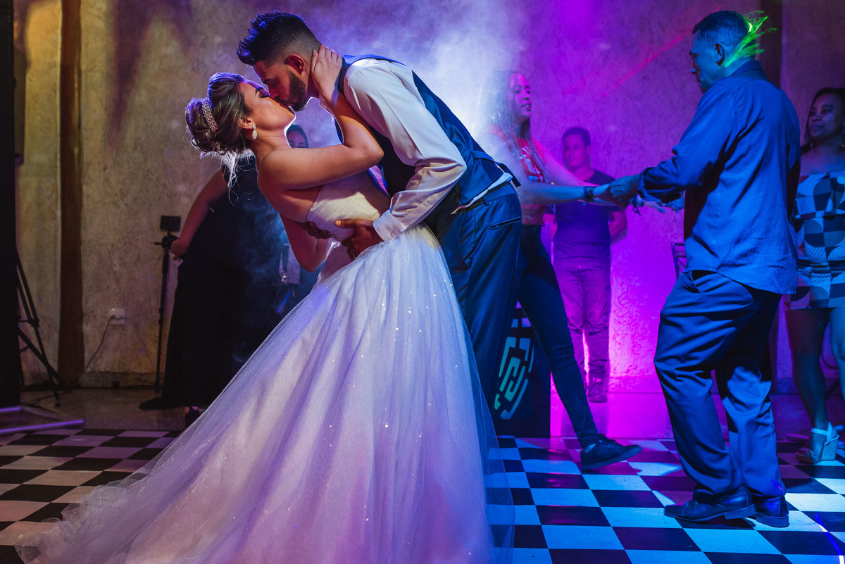 Cerimonia de casamento, chacara paraiso. Fotos de casamento. Wedding. casamento ao ar livre. casamento no campo. vestido da noiva. festa de casamento, balada de casamento, chacara paraiso. salao paraiso. Foto na Chuva. Fotografo criativo.