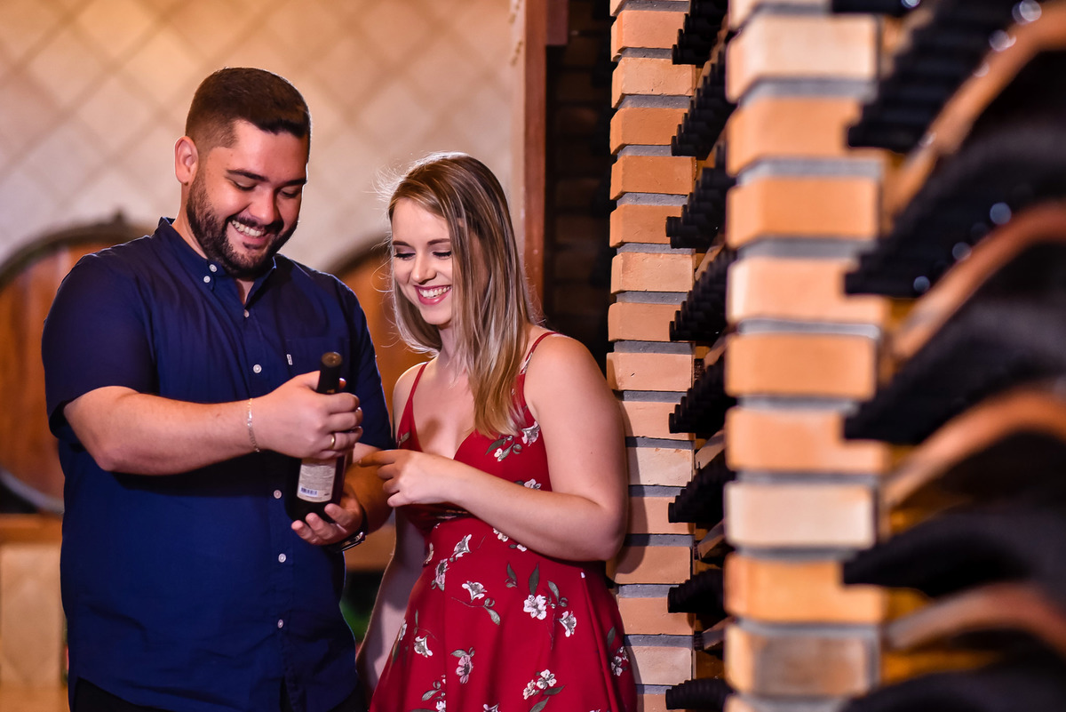 Ensaio Pré-Wedding dos noivos Angela e João,  no Vinha em Jundiai. Plantação de Uva. Ensaio noivos. Pre wedding na vinha. vinicola. Pre Wedding diferente. Adega Ensaio na adega. Adega Maziero