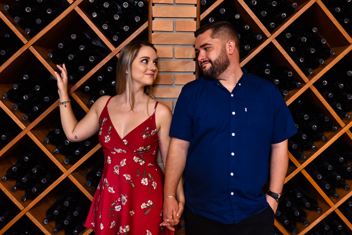 Ensaio Pré-Wedding dos noivos Angela e João,  no Vinha em Jundiai. Plantação de Uva. Ensaio noivos. Pre wedding na vinha. vinicola. Pre Wedding diferente. Adega Ensaio na adega. Adega Maziero