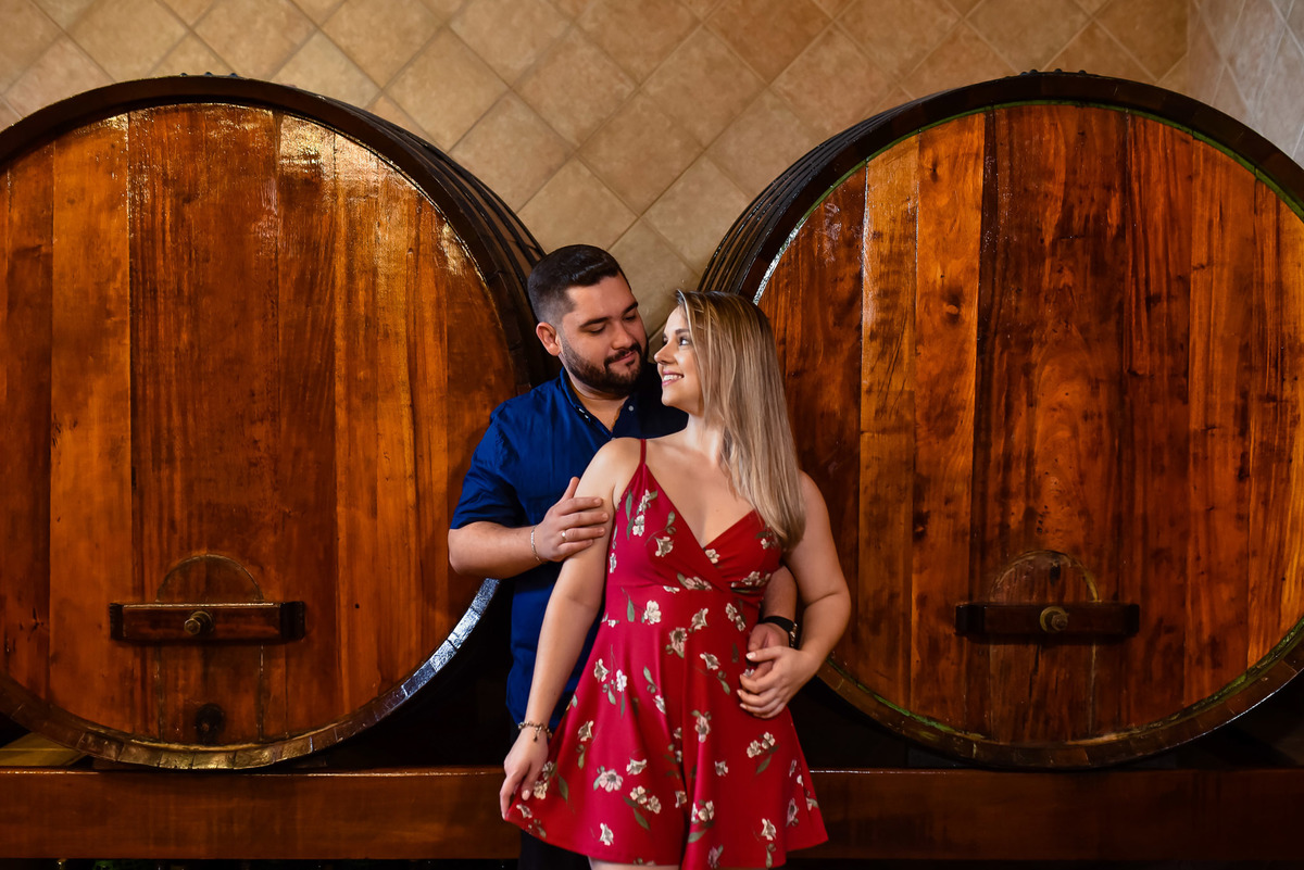 Ensaio Pré-Wedding dos noivos Angela e João,  no Vinha em Jundiai. Plantação de Uva. Ensaio noivos. Pre wedding na vinha. vinicola. Pre Wedding diferente. Adega Ensaio na adega. Adega Maziero