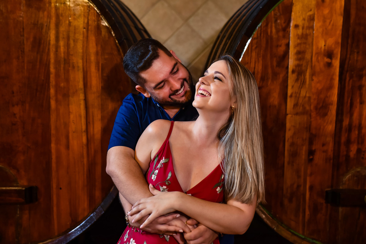 Ensaio Pré-Wedding dos noivos Angela e João,  no Vinha em Jundiai. Plantação de Uva. Ensaio noivos. Pre wedding na vinha. vinicola. Pre Wedding diferente. Adega Ensaio na adega. Adega Maziero